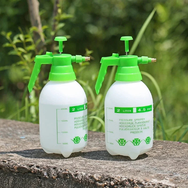 GreenMist Drucksprühflasche | 2 L Volumen | Verstellbare Düse | Handpumpe für Garten & Zimmerpflanzen