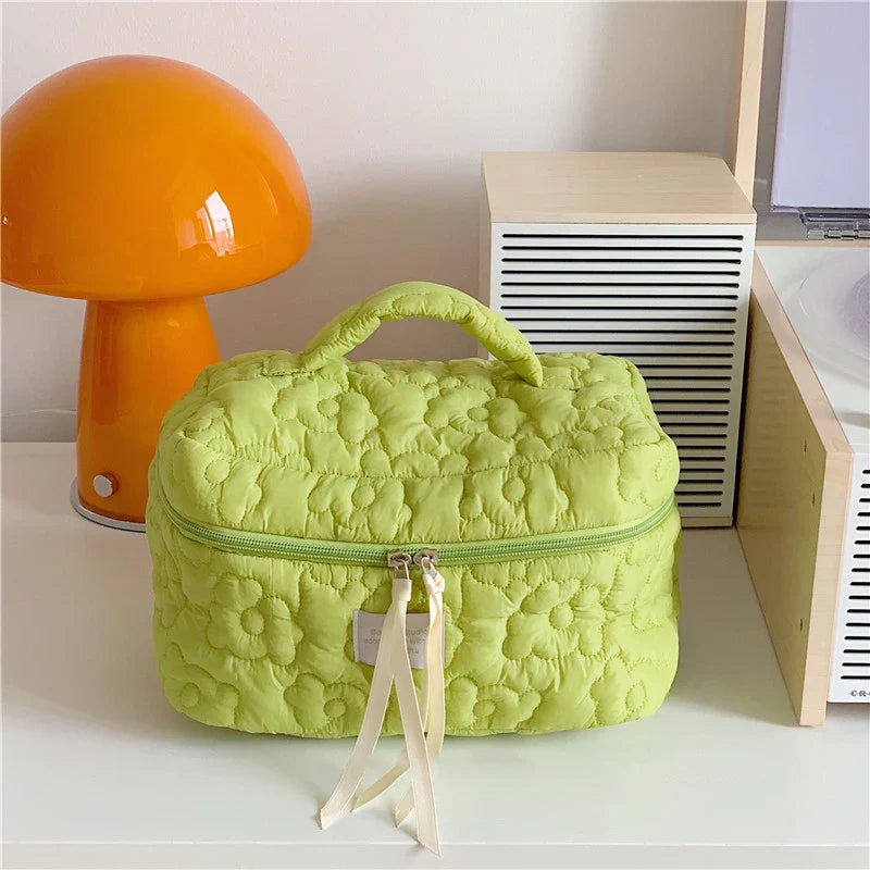 FloraCare | Kosmetiktasche mit Blumenmuster | Kompakt & Funktional | Für Reisen & Alltag