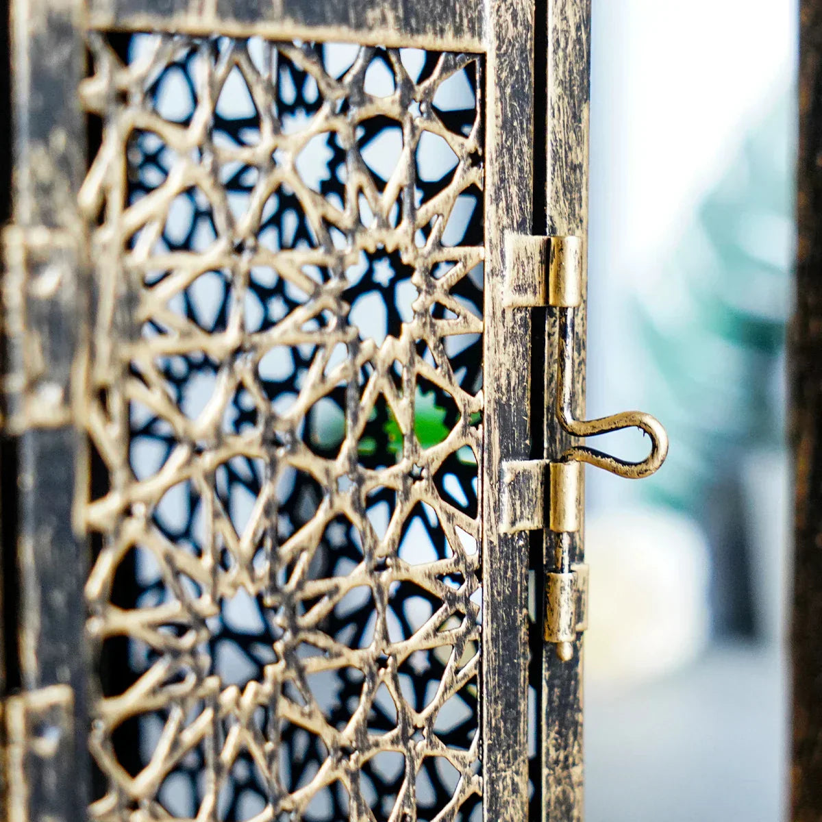 MystiGlow Laterne | Orientalisches Design | Handgefertigt aus Eisen | Bronzelook | Für Innen & Geschützte Außenbereiche