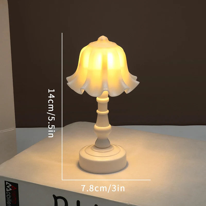 LumiBlom | Mini LED Blumen-Nachtlicht | Warmweißes Leuchten | Batteriebetrieben | 6,5 × 13,5 cm | Nordischer Stil für Kinder- und Schlafzimmerdekoration