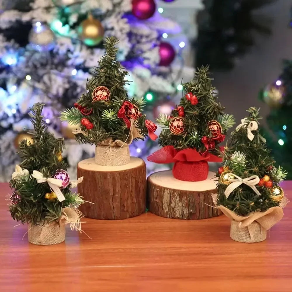 EverJoy | Miniatur-Weihnachtsbaum-Tischornament | Künstliche Tannenzweige mit Stoffständer | 20 cm