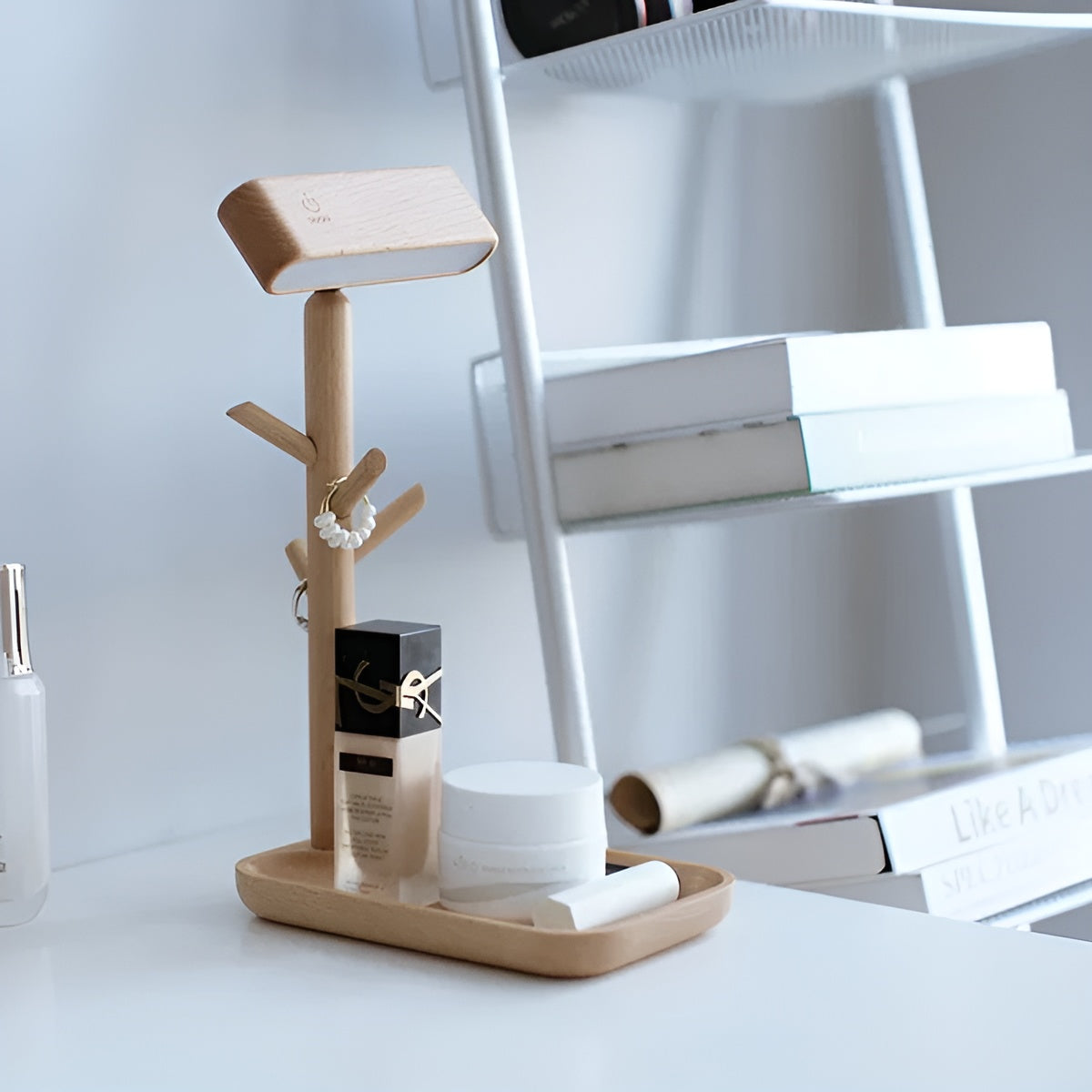 Lunara Nachttischlampe | Bambus & Holz | Warmweißes Licht mit Ablage | Modernes und funktionales Design