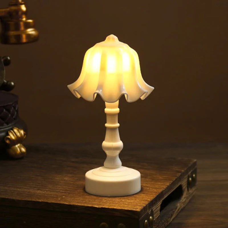 LumiBlom | Mini LED Blumen-Nachtlicht | Warmweißes Leuchten | Batteriebetrieben | 6,5 × 13,5 cm | Nordischer Stil für Kinder- und Schlafzimmerdekoration