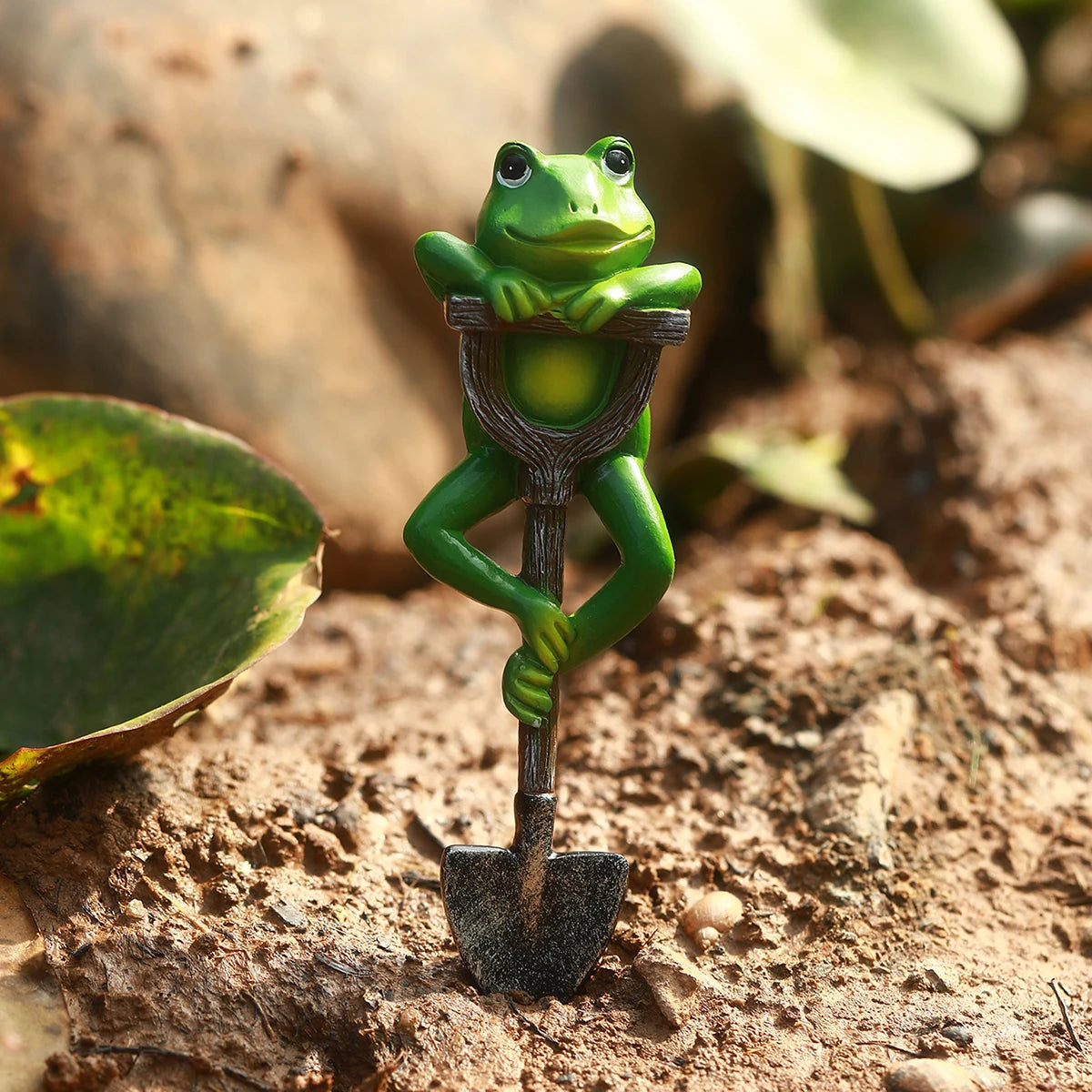 Gartenfigur FroggieBloom | Humorvoller Frosch mit Schaufel | Wetterfest | Handbemachte Außendekoration