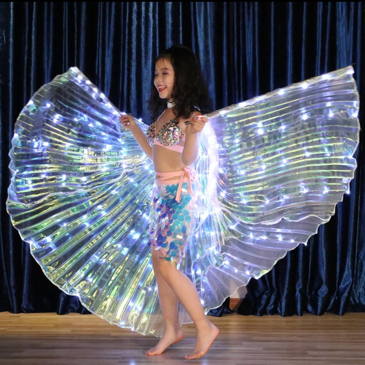 LED-Flügelkostüm LumiWings | Beleuchteter Feenumhang | 140 cm / 110 cm | Inklusive Teleskopstäben & Schalter | Ideal für Bühne, Party & Show