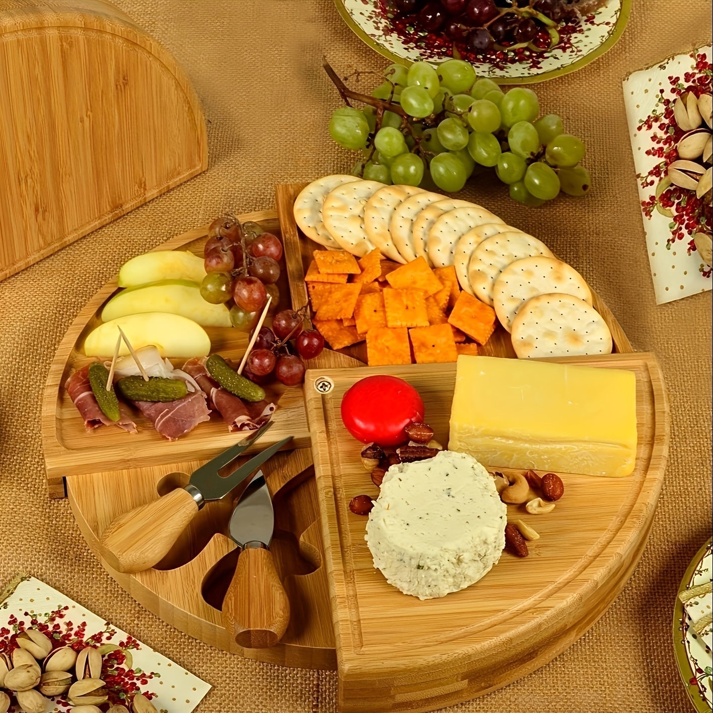 Bamburetta Genussplatte | Runde Käseplatte aus Bambus | Mit Schubladen & Käsebesteck | Für Charcuterie, Snacks & Tapas | Nachhaltiges Servierbrett