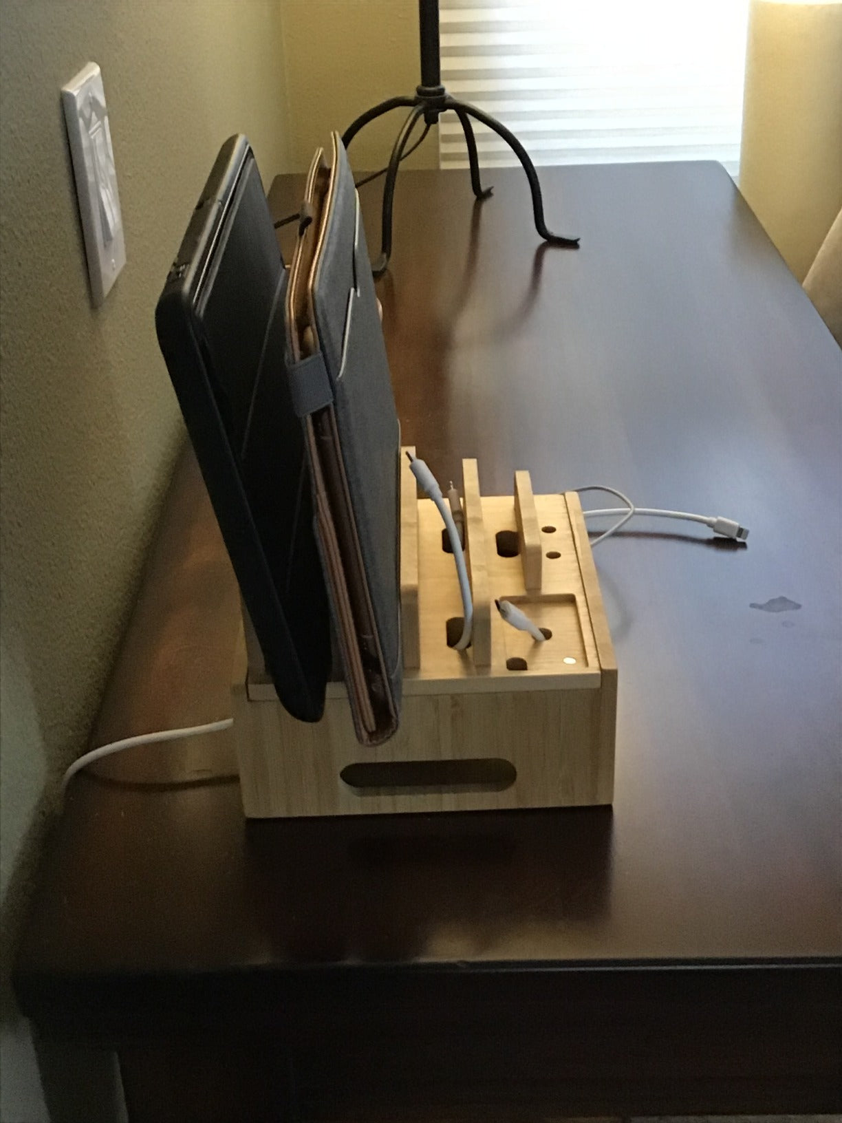 BambooCharge 5 | 5-in-1 Ladestation | Nachhaltig aus Bambus | Integrierte Halterung & Kabelmanagement