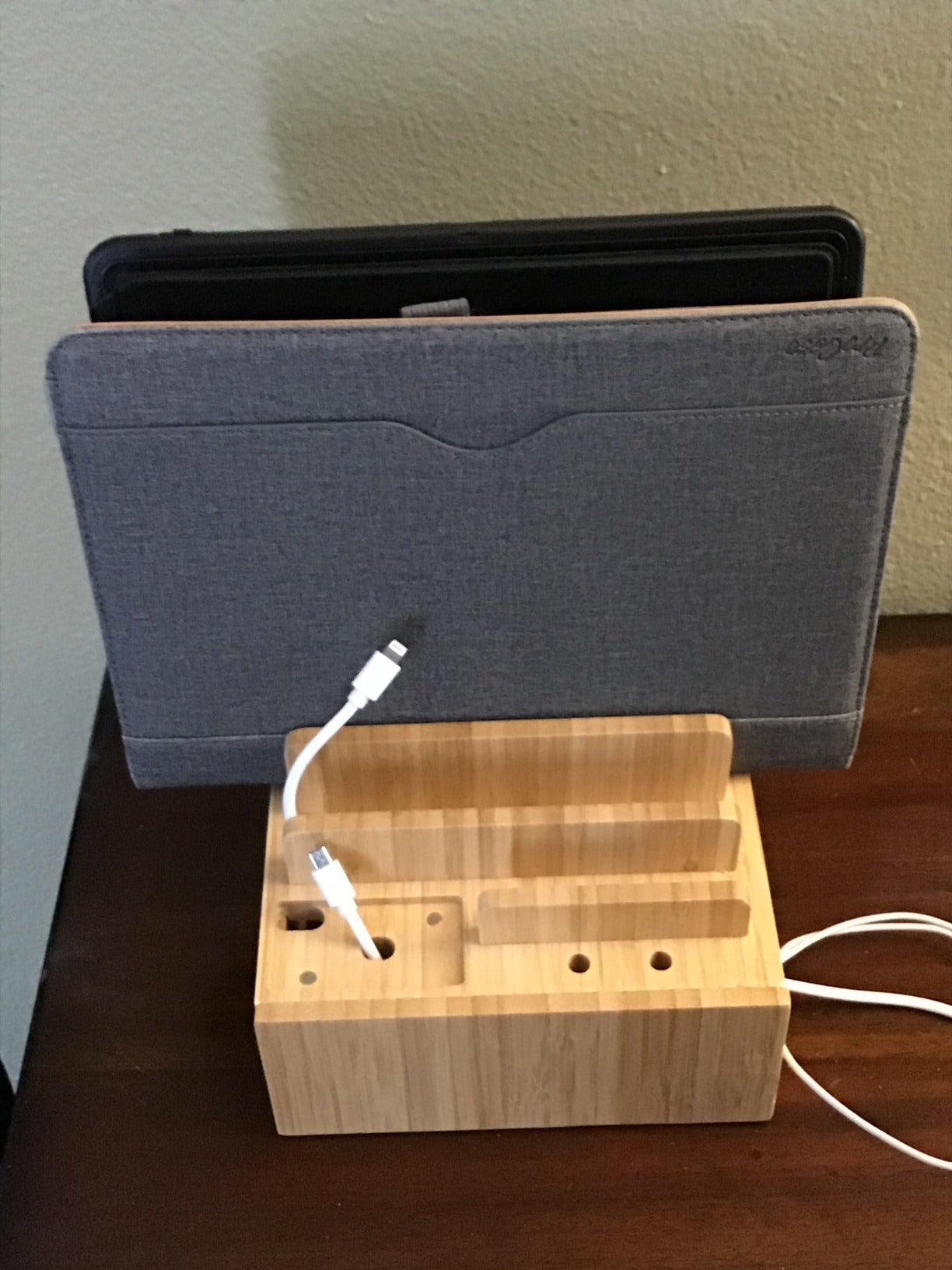 BambooCharge 5 | 5-in-1 Ladestation | Nachhaltig aus Bambus | Integrierte Halterung & Kabelmanagement