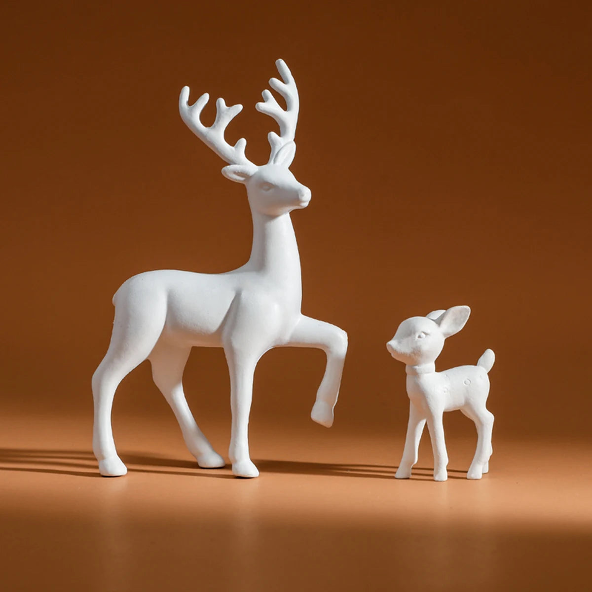 Dekorative DeerHug-Figuren | Set mit 2 Hirsch- und Rehkitz-Skulpturen | Niedliche Dekorationen für Kinderzimmer & Weihnachten | Wohnaccessoire