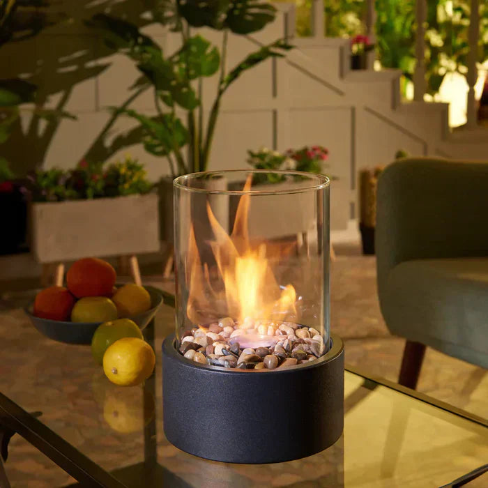 LumoFlare Tischlaterne | Tragbare Deko-Lampe mit Flammeneffekt | Modernes Design aus Stahl & Glas | Für Innen & Außen