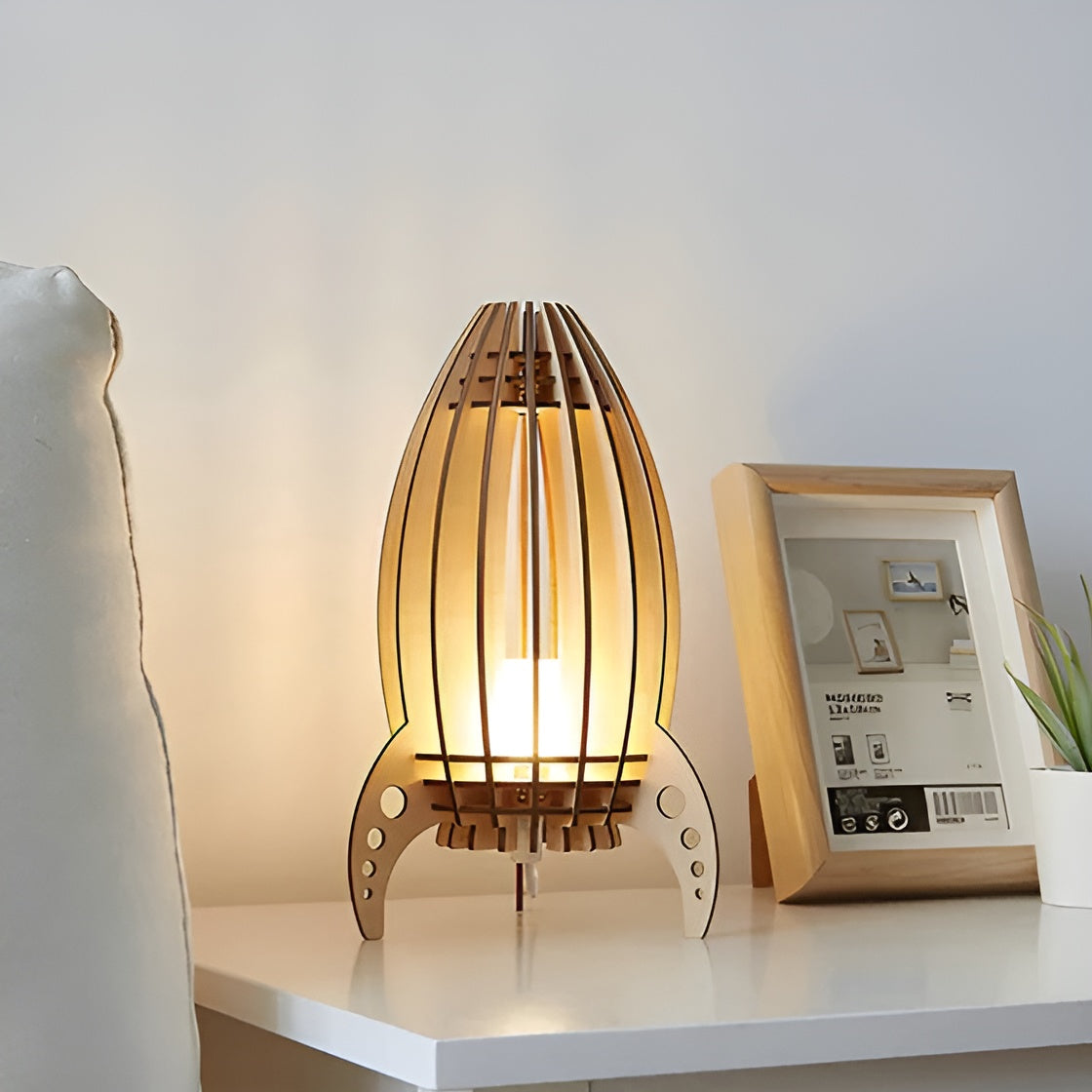 Astrowood Light | Raketenlampe aus Buchenholz | Warmes LED-Licht | USB & E27-Fassung