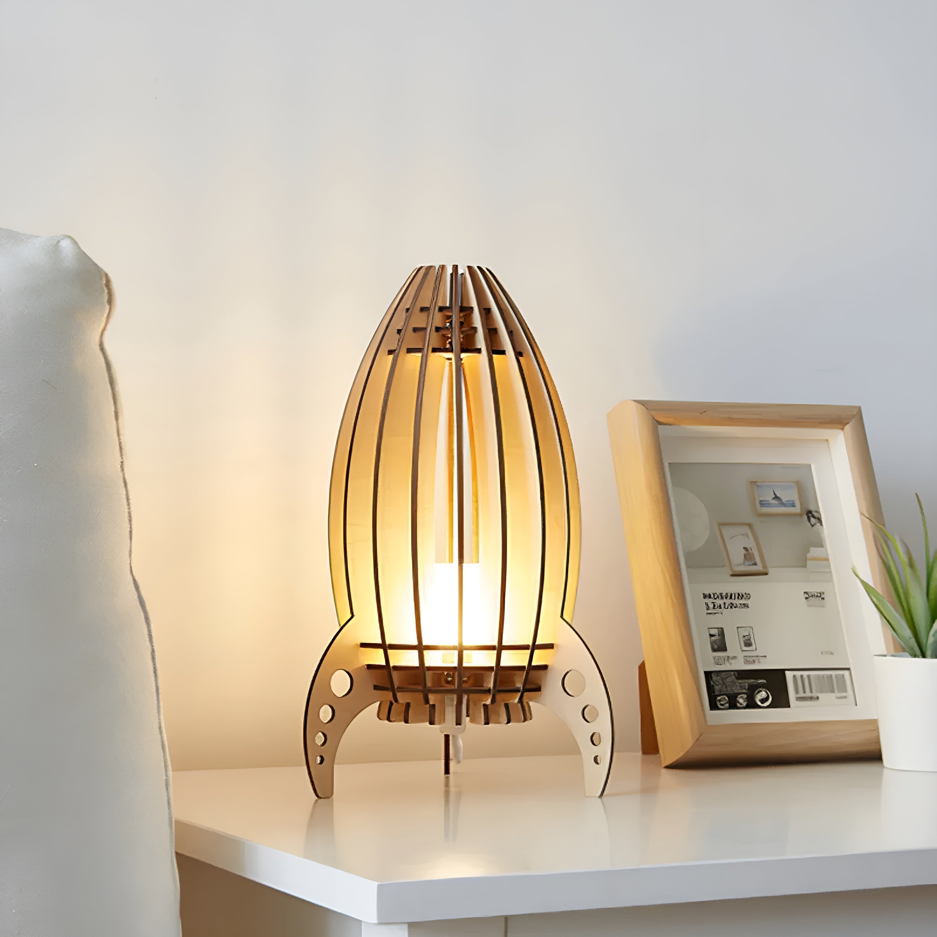 Astrowood Light | Raketenlampe aus Buchenholz | Warmes LED-Licht | USB & E27-Fassung